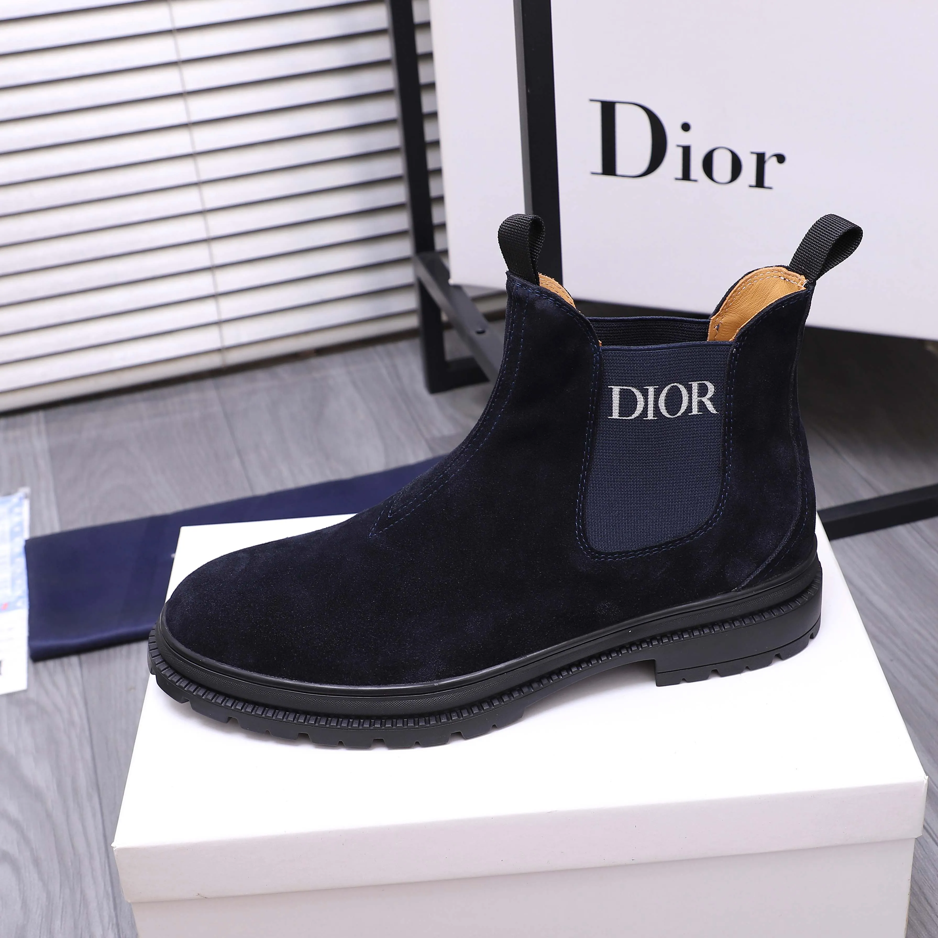 Men's shoes 💰500 Product trademark: Dior "Dior" high-top casual shoes Regular size: 38-45 (45 is custom-made and non-returnable) Product materials: Selected frosted cowhide upper, cowhide lining, rubber non-slip outsole